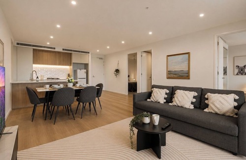 East Brisbane Apartment | Riverside Modern 2BR East Brisbane w/Parking