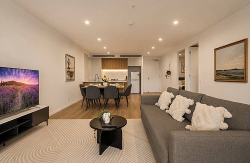 East Brisbane Apartment | Riverside Modern 2BR East Brisbane w/Parking