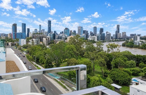 East Brisbane Apartment | Riverside Modern 2BR East Brisbane w/Parking