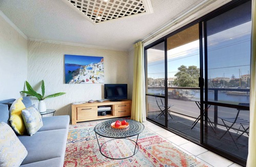 Glenelg North Apartment | Riverview Balcony Apt: Walk to Glenelg Beach, Free WiFi