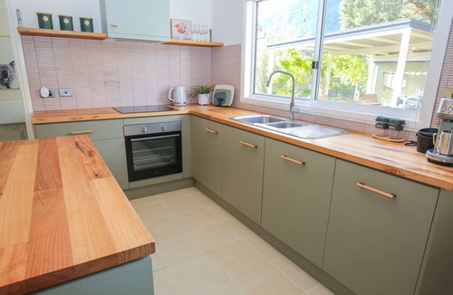 Harrietville House | Riverview Cottage - cosy home on the river walk