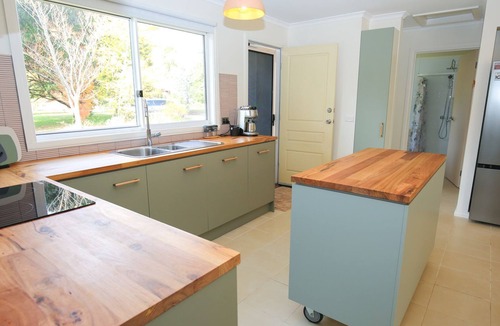 Harrietville House | Riverview Cottage - cosy home on the river walk