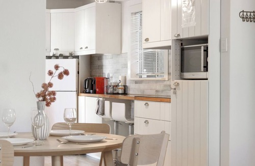 Rockingham House | Rockingham Beach Breeze: 2BR Retreat