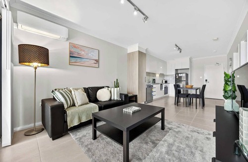 Rockingham Apartment | Rockingham Escape w/Balcony & Free Parking