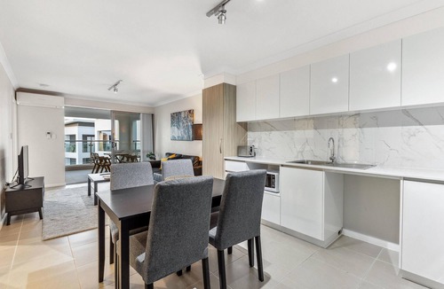 Rockingham Apartment | Rockingham Relaxed Apt | Fast Wi-fi + Free Parking - 2 Bed 2 Bath Standard