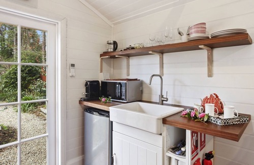 Leura Cottage | Romantic Cottage: KING bed YES, wood fire YES, sep bedroom YES,and 300m to Mall.