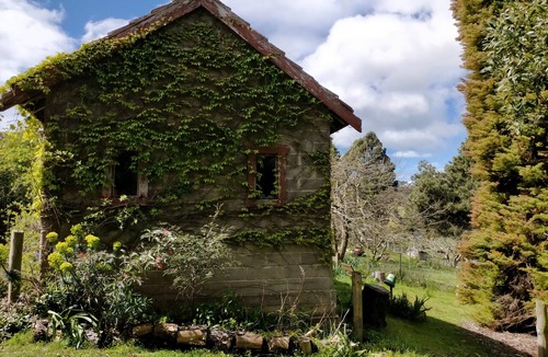 Penguin Cottage | Romantic Farmlet Escape - Mini Goats & Firepit