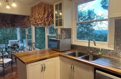 Kalorama Bed & Breakfast | Romantic Hills Cottage w/Fireplace