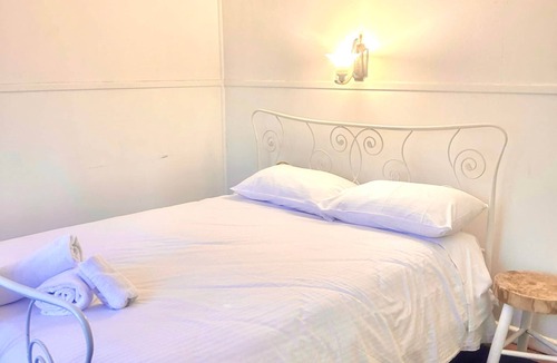 Kalorama Bed & Breakfast | Romantic Hills Cottage w/Fireplace