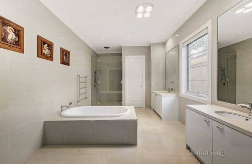 Balwyn House | Romantic Spanish villa w/hot tub — 5 min from the beach!