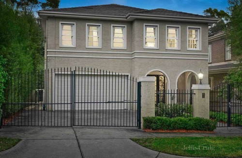 Balwyn House | Romantic Spanish villa w/hot tub — 5 min from the beach!