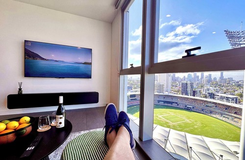 Woolloongabba Apartment | Rooftop Pool 1BR at the Gabba with City Views