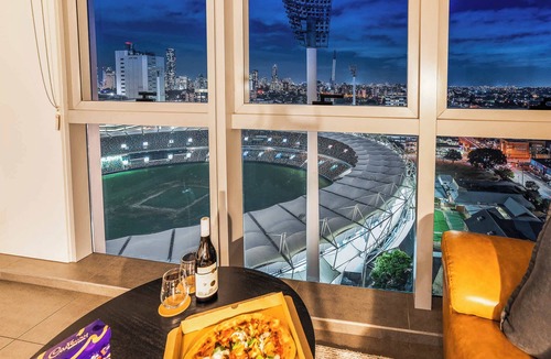Woolloongabba Apartment | Rooftop Pool 2BR at the Gabba with City Views