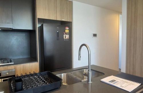East Brisbane Apartment | Rooftop Pool with CBD View | Luxe 2BR Free Parking