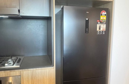 East Brisbane Apartment | Rooftop Pool with CBD View | Luxe 2BR Free Parking
