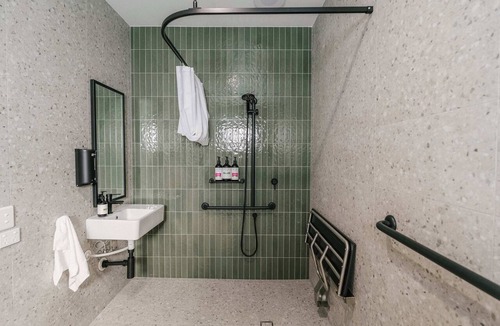 Dubbo Apartment | Ropa Accessible Suite - Luxe Stay in Dubbo 15