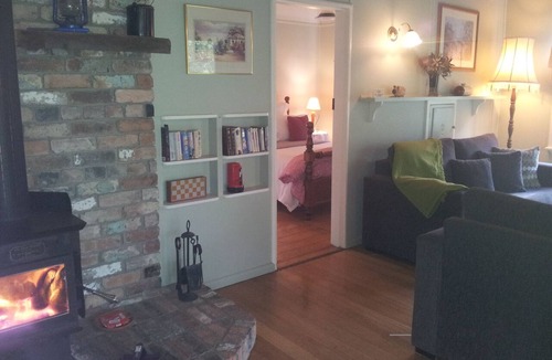 Dixons Creek Cottage | ROSE AT LEAFIELD COTTAGES