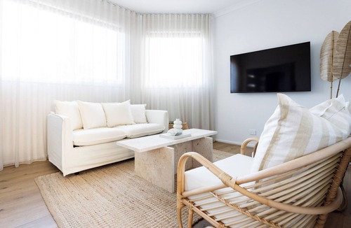 Rosebud House | Rosebud’s Modern Coastal Escape Walk to Beach Sleeps 10