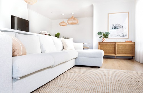 Rosebud House | Rosebud’s Modern Coastal Escape Walk to Beach Sleeps 10