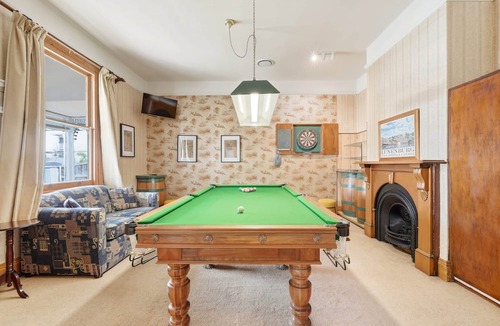 North Hobart House | Rosehaven - Newly Renovated - Pool Table & Games Room