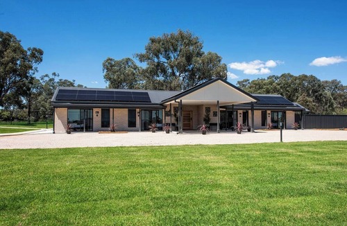Central Mudgee House | Rosella Suite An Accessible Couples Retreat