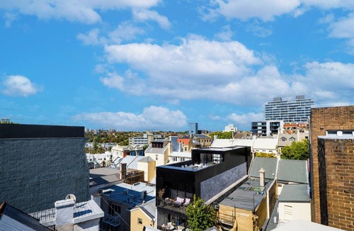 Kings Cross Apartment | Roslyn Studio Between Harbour Calm and City Energy