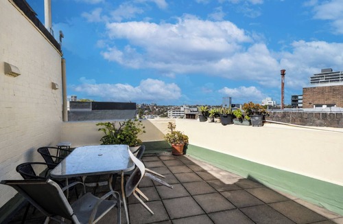 Kings Cross Apartment | Roslyn Studio Between Harbour Calm and City Energy