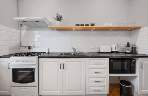 Bathurst Apartment | Royal Apartment 2. Alfresco Balcony. Bathurst CBD