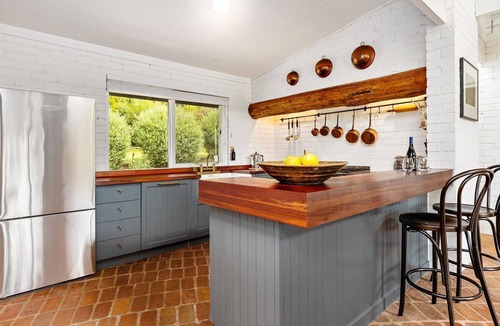 Flinders House | Rustic modern Flinders family retreat