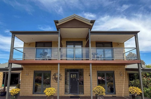 Labertouche House | Rustic Winery Villa | 5BR Stay with Scenic Views