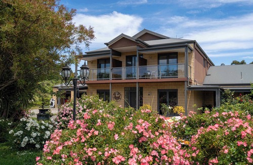 Labertouche House | Rustic Winery Villa | King Bed Room1 with En-Suite
