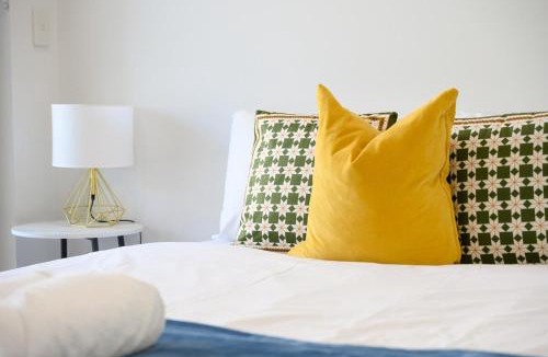 Ryde Apartment | Ryde Comfortable 2BR Stay near Shopping Centre