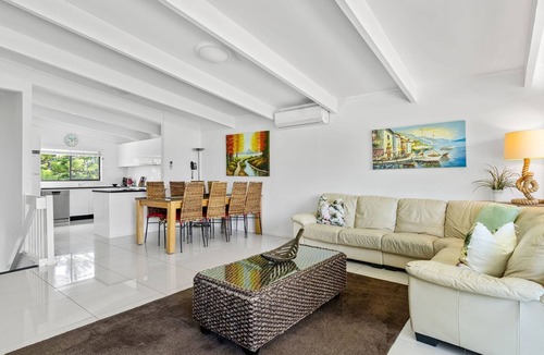 Vincentia House | Sabia Beach House by Book Jervis Bay - Beachfront - Sleeps 6