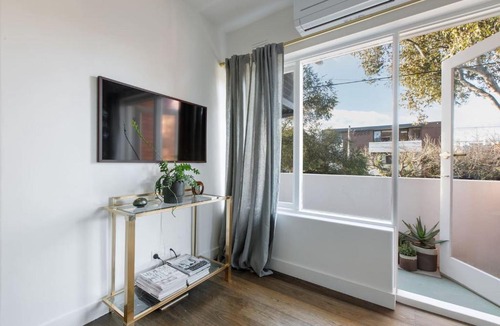 St Kilda West Apartment | Sage Haven - Laidback St Kilda Beach Living