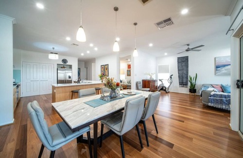 Largs North House | Sailors’ Retreat—Family Pool Oasis by Largs Beach