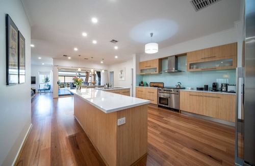 Largs North House | Sailors’ Retreat—Family Pool Oasis by Largs Beach