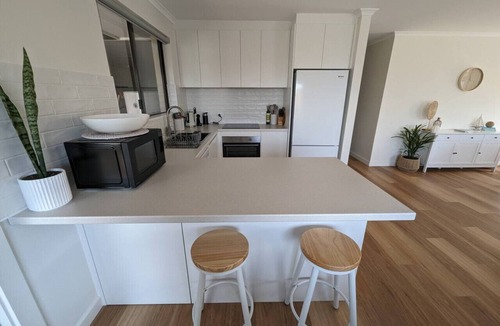 Kingscote House | Sails: Family-friendly, in the heart of town