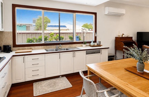 West Busselton House | Sal’s Cottage - Charming Coastal Cottage in Busselton