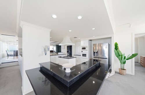 Glenelg North Resort | Salt & Skyline Luxury Penthouse in Glenelg