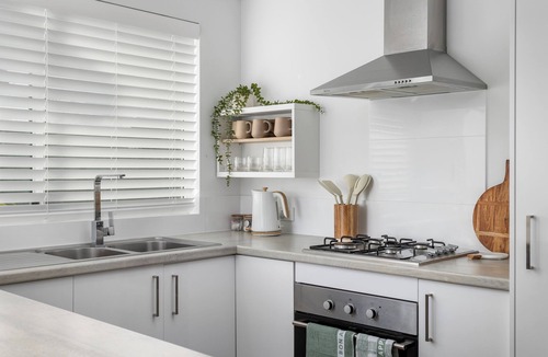 West Busselton Villa | Saltwood Villa - Walk to the beach in minutes