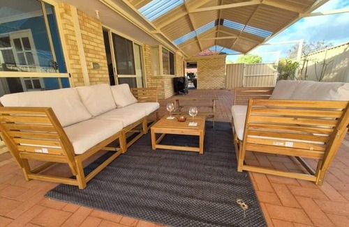 Dawesville House | Salty Roo's Stay - short 4min walk to beach and 4min drive to golf course
