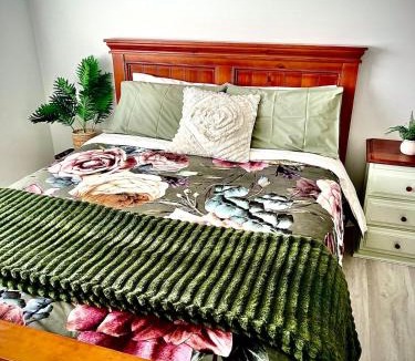Moe House | Sam's Cottage on Hennessey