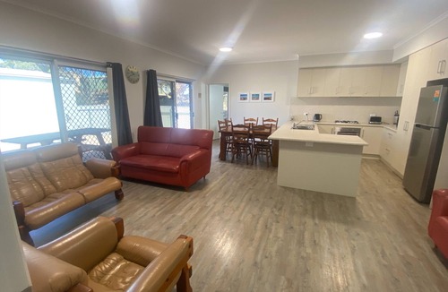 Para Wurlie House | Sand Castles - short walk to beach! Off peak special!