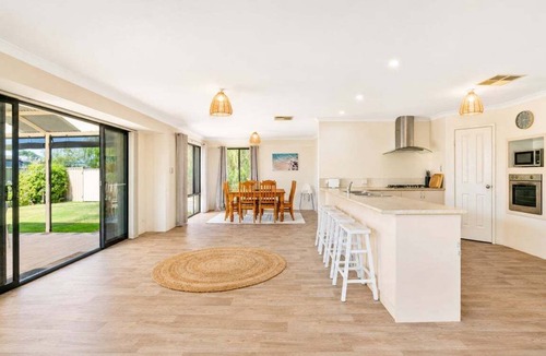 Broadwater House | Sandpiper House – 4BR Family & Pet-Friendly Stay