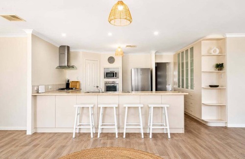 Broadwater House | Sandpiper House – 4BR Family & Pet-Friendly Stay