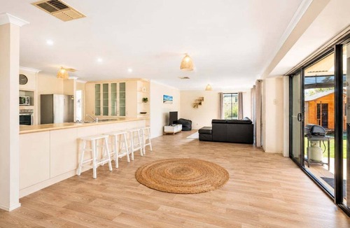 Broadwater House | Sandpiper House – 4BR Family & Pet-Friendly Stay