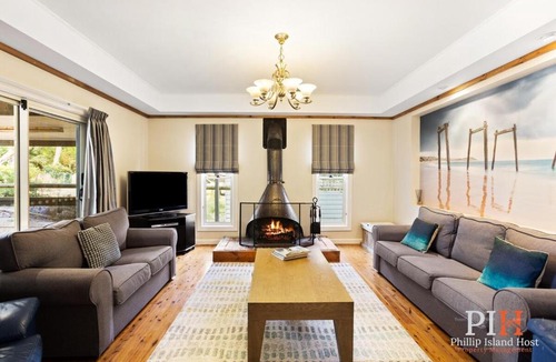 Silverleaves House | Sandy Bay Getaway w Spa 4 Bdr