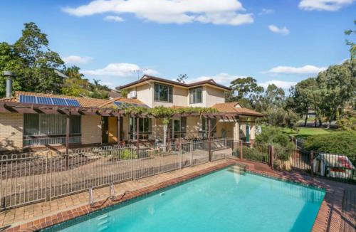 Seacliff Park House | Sandy Pool Shack - Pet Friendly