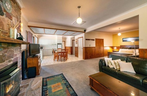 Halls Gap House | School House Villa