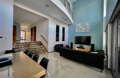 Wallaroo House | Sea Breeze Waterfront Retreat – 6 Bedrooms, 5 Bathrooms & Private Pontoon